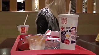 Geile Blondine gibt Blowjob im ,ffentlichen Restaurant